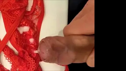 Grosse éjaculation sur la culotte mouillée sexy de ma colocataire...
